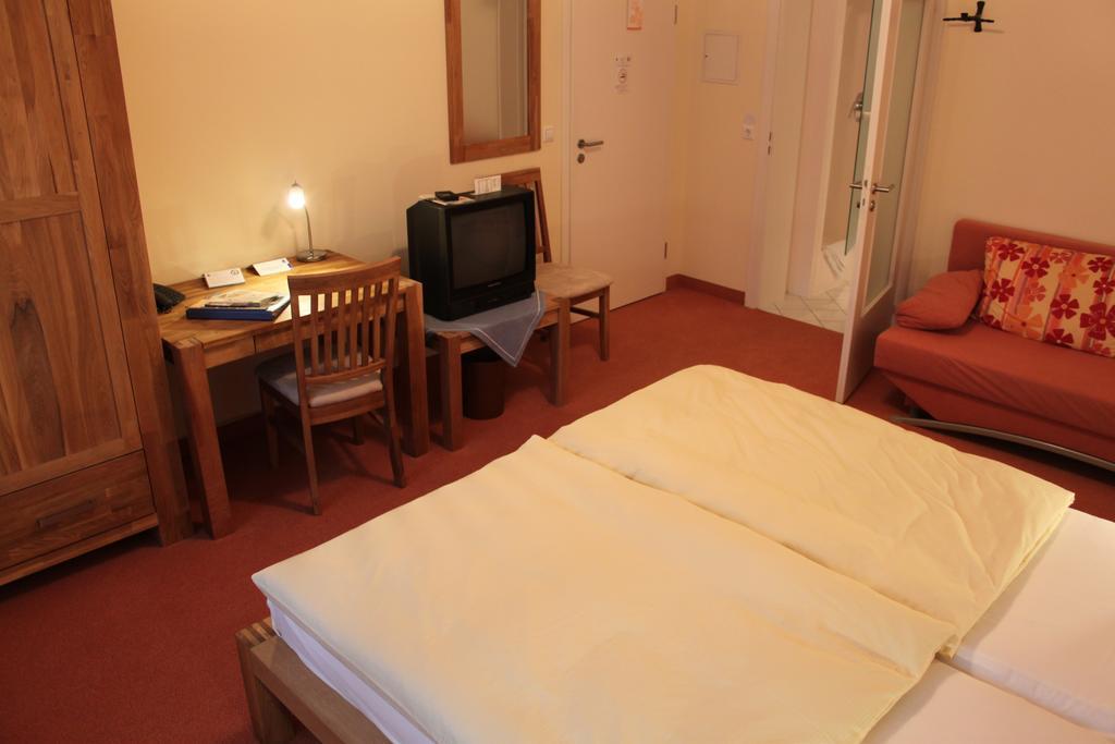 Hotel-Gasthof Die Post Brennerei Frankenhoehe Schillingsfuerst ห้อง รูปภาพ
